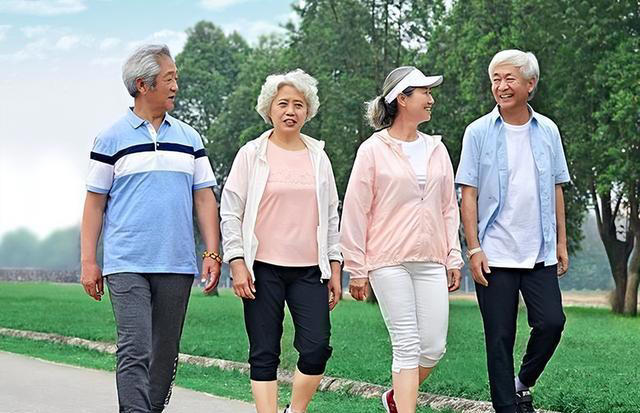 老年痴呆最早信号不是忘事！医生：频繁说这3句话，大脑已病变