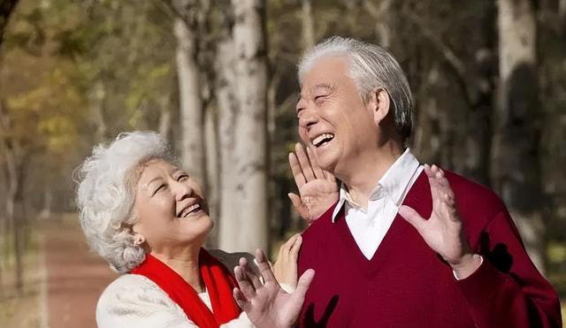 老年痴呆最早信号不是忘事！医生：频繁说这3句话，大脑已病变