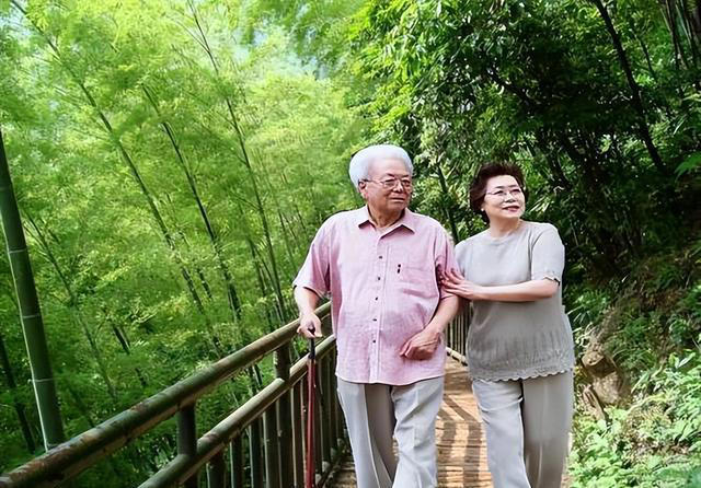 老年痴呆最早信号不是忘事！医生：频繁说这3句话，大脑已病变