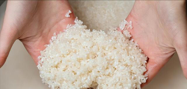 家里养花别再直接浇水了，老花农教我一招，叶绿根壮爆满盆，实用