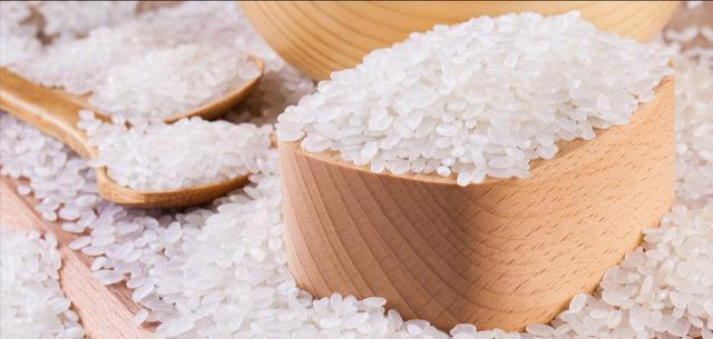 家里养花别再直接浇水了，老花农教我一招，叶绿根壮爆满盆，实用