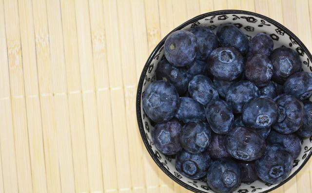 蓝莓被点名！医生提醒：高血糖患者常吃蓝莓，很快或迎来这些后果