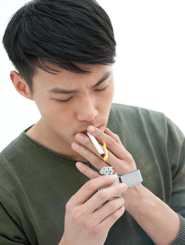 吸烟要看时间？早起吸烟对身体伤害太大，这两个时间最好也别抽