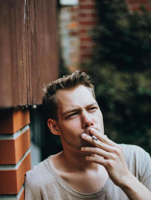 吸烟要看时间？早起吸烟对身体伤害太大，这两个时间最好也别抽