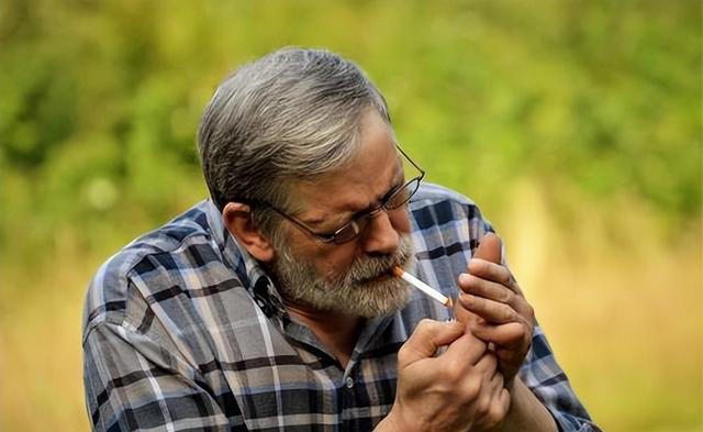 爱吸烟的人，若出现“2痛1红”，很遗憾通知你：肺癌可能不请自来