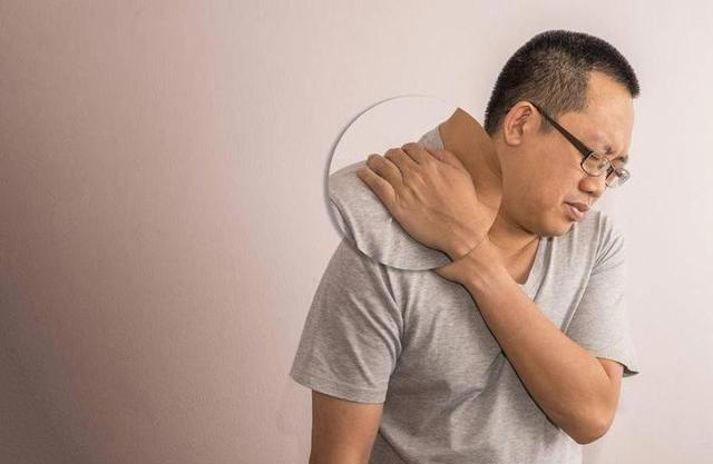 爱吸烟的人，若出现“2痛1红”，很遗憾通知你：肺癌可能不请自来