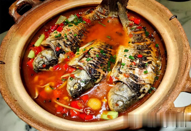 美食推荐：鲫鱼焖锅、鲜椒钵钵鸡、松茸兰豆敲虾片做法