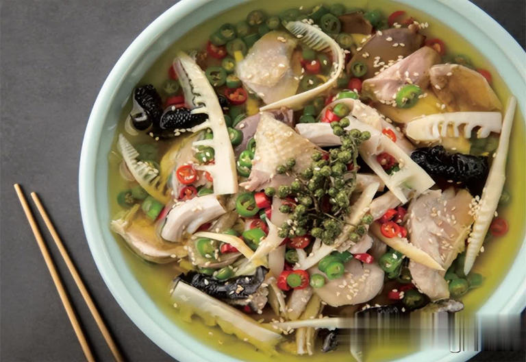 美食推荐：鲫鱼焖锅、鲜椒钵钵鸡、松茸兰豆敲虾片做法