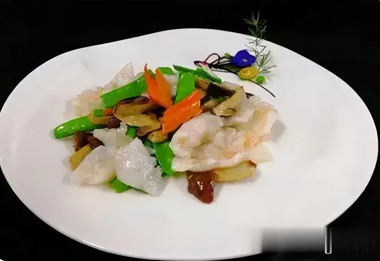 美食推荐：鲫鱼焖锅、鲜椒钵钵鸡、松茸兰豆敲虾片做法