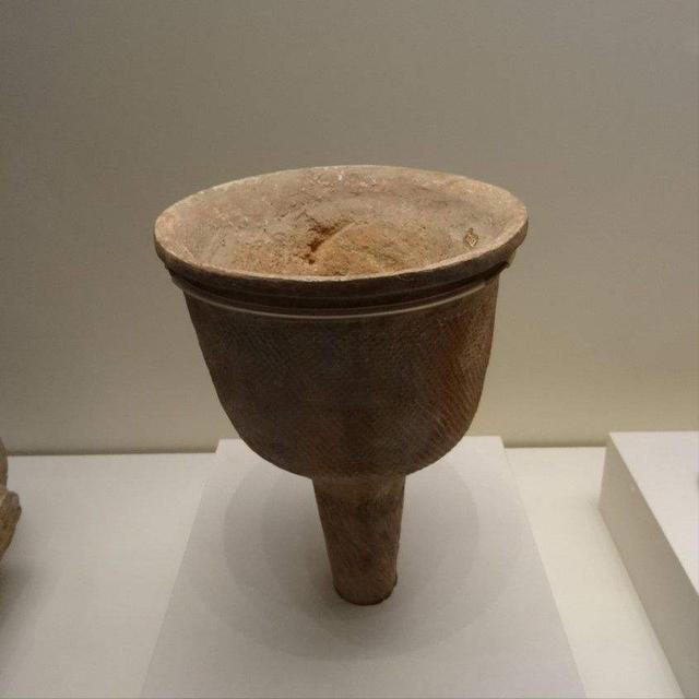 坩埚是什么材料做的？为什么上千度的高温铁水，都不能熔化它？