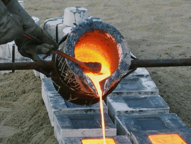 坩埚是什么材料做的？为什么上千度的高温铁水，都不能熔化它？