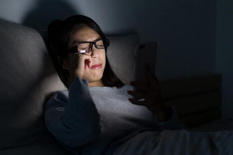 长期在睡前玩手机的人，会付出啥代价？医生：或要承担这4种痛苦