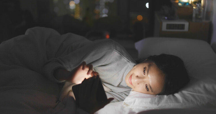 长期在睡前玩手机的人，会付出啥代价？医生：或要承担这4种痛苦