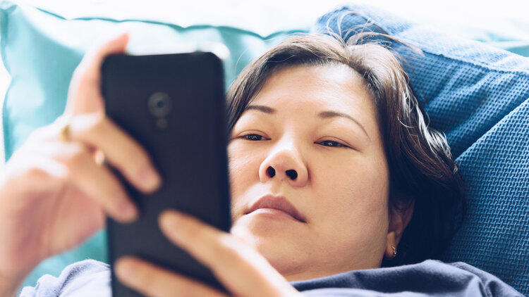 长期在睡前玩手机的人，会付出啥代价？医生：或要承担这4种痛苦