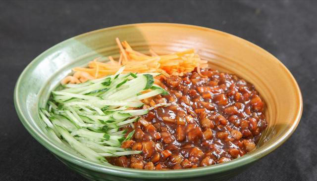 爱吃面条的要收藏，分享秘制炸酱，酱香浓郁，拌饭拌面都是一绝