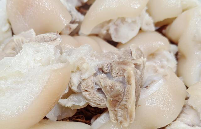 猪脚不炖不红烧，干蒸不加一滴水，保证你吃上一口还会想吃