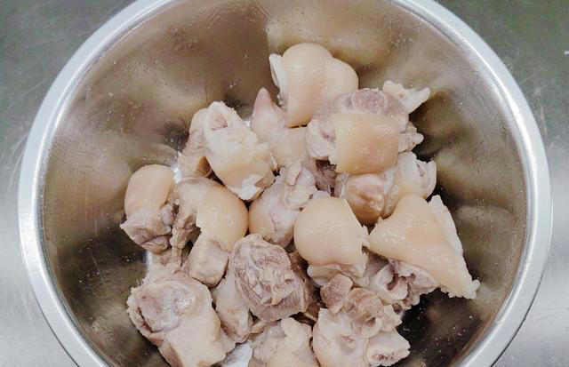 猪脚不炖不红烧，干蒸不加一滴水，保证你吃上一口还会想吃