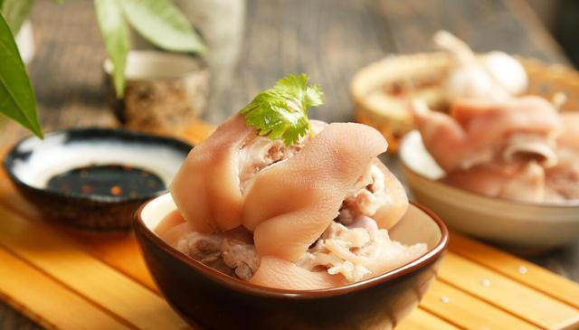 猪脚不炖不红烧，干蒸不加一滴水，保证你吃上一口还会想吃