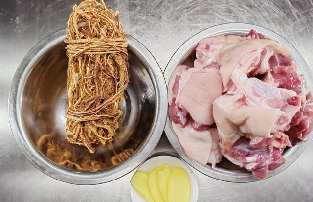 猪脚不炖不红烧，干蒸不加一滴水，保证你吃上一口还会想吃