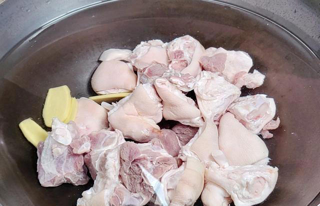 猪脚不炖不红烧，干蒸不加一滴水，保证你吃上一口还会想吃