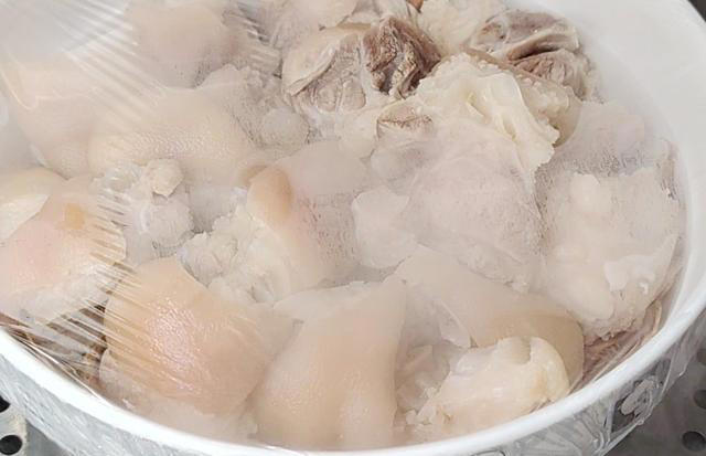 猪脚不炖不红烧，干蒸不加一滴水，保证你吃上一口还会想吃