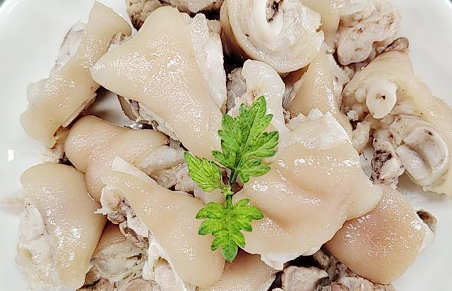 猪脚不炖不红烧，干蒸不加一滴水，保证你吃上一口还会想吃