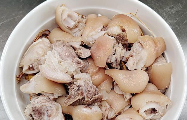 猪脚不炖不红烧，干蒸不加一滴水，保证你吃上一口还会想吃