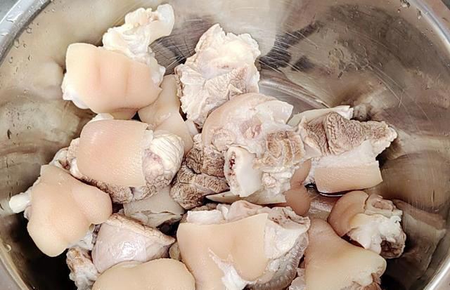 猪脚不炖不红烧，干蒸不加一滴水，保证你吃上一口还会想吃