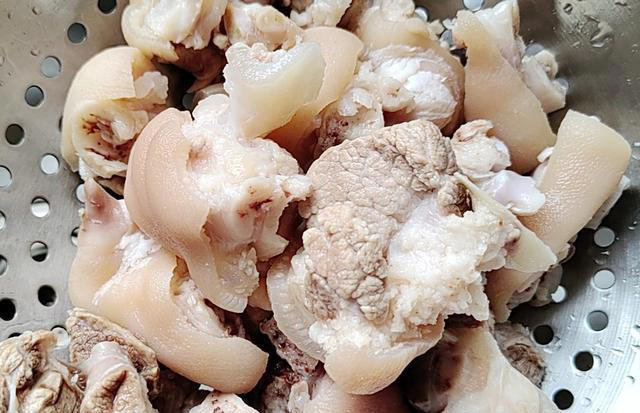 猪脚不炖不红烧，干蒸不加一滴水，保证你吃上一口还会想吃