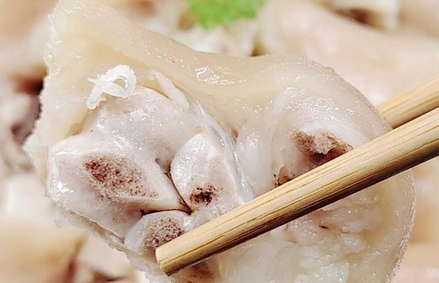 猪脚不炖不红烧，干蒸不加一滴水，保证你吃上一口还会想吃