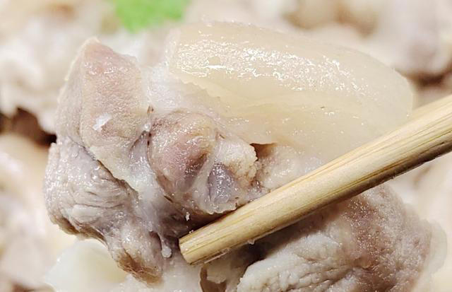 猪脚不炖不红烧，干蒸不加一滴水，保证你吃上一口还会想吃