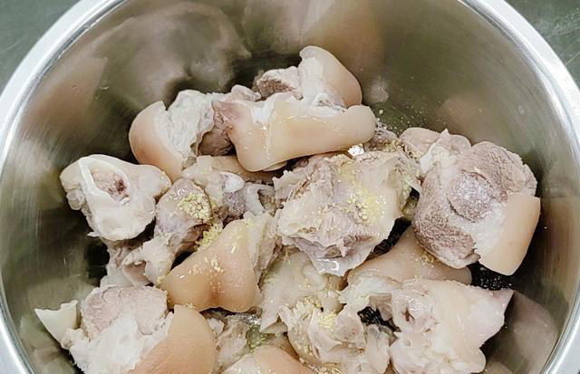 猪脚不炖不红烧，干蒸不加一滴水，保证你吃上一口还会想吃