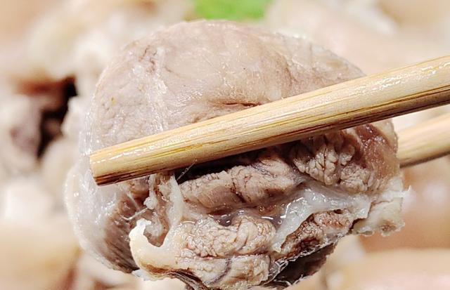 猪脚不炖不红烧，干蒸不加一滴水，保证你吃上一口还会想吃