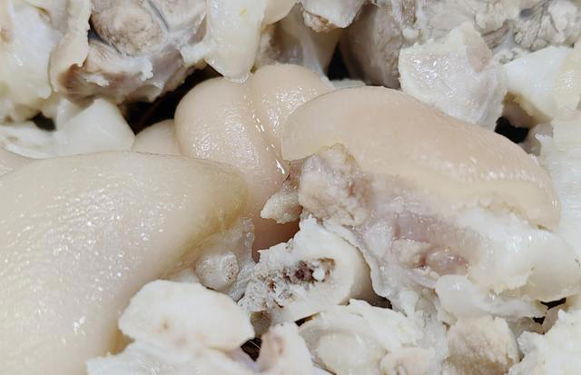 猪脚不炖不红烧，干蒸不加一滴水，保证你吃上一口还会想吃