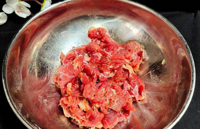 蒸一蒸又香又嫩！三四种食材一起上锅，鲜嫩无比、葱香浓郁巨下饭