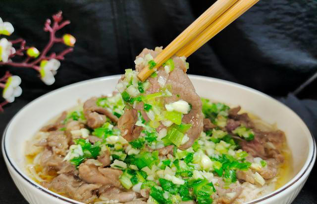 蒸一蒸又香又嫩！三四种食材一起上锅，鲜嫩无比、葱香浓郁巨下饭