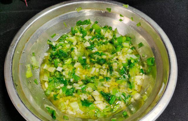 蒸一蒸又香又嫩！三四种食材一起上锅，鲜嫩无比、葱香浓郁巨下饭