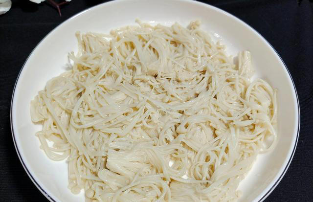 蒸一蒸又香又嫩！三四种食材一起上锅，鲜嫩无比、葱香浓郁巨下饭