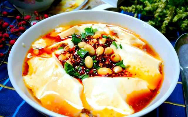 葱油饼搭配一碗豆腐脑，每天卖出300碗，看看大叔是怎么做到的？