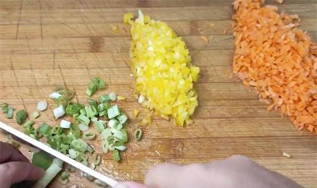 手不沾面，10分钟就能出锅的早餐蔬菜饼，比油条更简单好吃