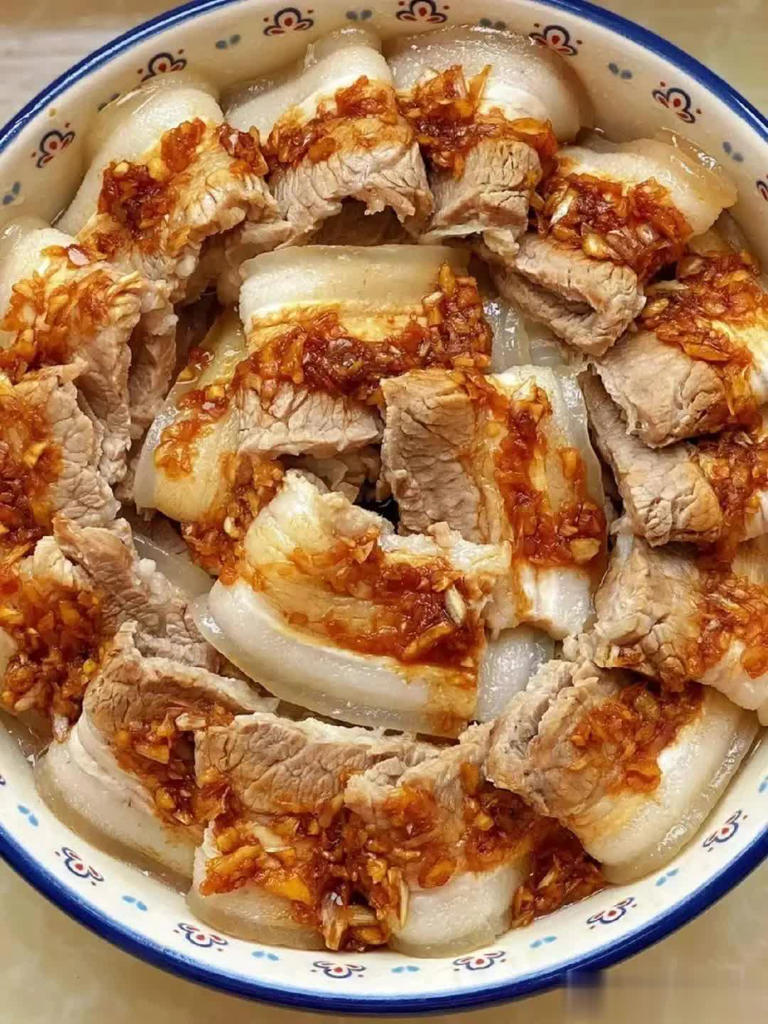 我家五花肉不红烧,切片一蒸香而不腻超下饭