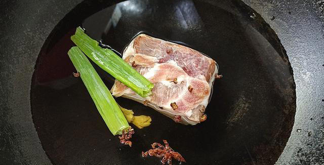 香辣过瘾的孜然土豆煎肉，浓郁的烧烤味道，下饭又解馋，特别过瘾