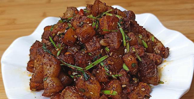 香辣过瘾的孜然土豆煎肉，浓郁的烧烤味道，下饭又解馋，特别过瘾