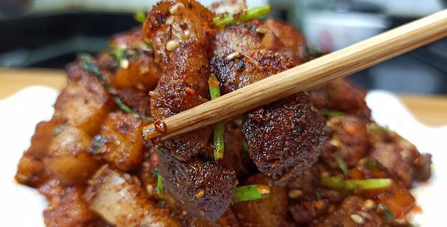 香辣过瘾的孜然土豆煎肉,浓郁的烧烤味道,下饭又解馋,特别过瘾