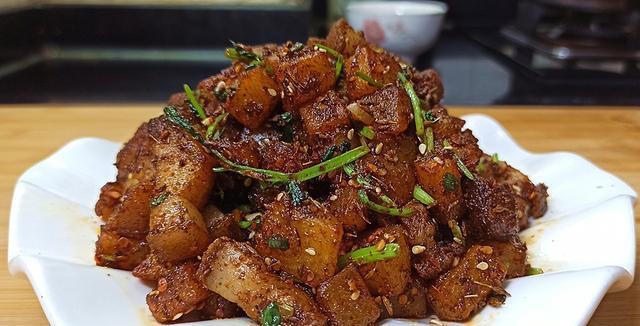 香辣过瘾的孜然土豆煎肉，浓郁的烧烤味道，下饭又解馋，特别过瘾