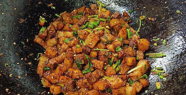 香辣过瘾的孜然土豆煎肉，浓郁的烧烤味道，下饭又解馋，特别过瘾