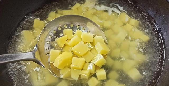 香辣过瘾的孜然土豆煎肉，浓郁的烧烤味道，下饭又解馋，特别过瘾