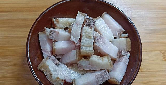 香辣过瘾的孜然土豆煎肉，浓郁的烧烤味道，下饭又解馋，特别过瘾