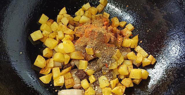 香辣过瘾的孜然土豆煎肉，浓郁的烧烤味道，下饭又解馋，特别过瘾