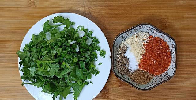 香辣过瘾的孜然土豆煎肉，浓郁的烧烤味道，下饭又解馋，特别过瘾